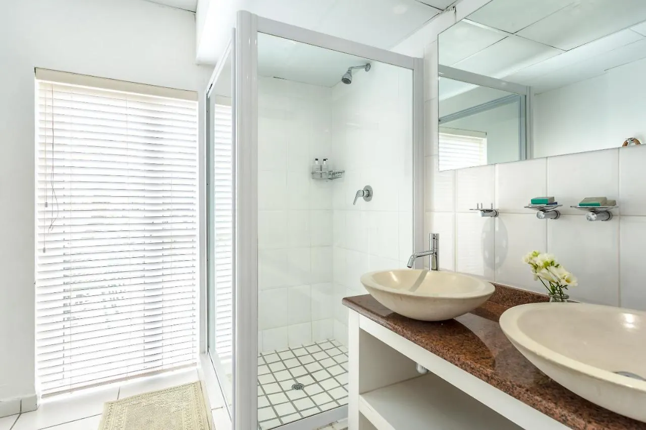 5 Options Guest House Bloubergstrand